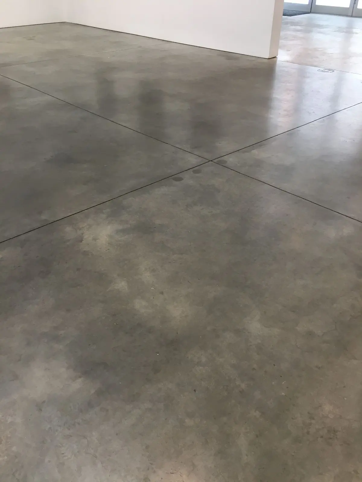 Piso industrial para galpões em Jardim Botânico: aplicação com concreto usinado
